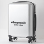 Pegatina de hashtag minimalista personalizado<br><div class="desc">pegatina de la etiqueta #honeymoonvibe en caligrafía moderna escribiendo para maletas, autos y más. Sólo tienes que añadir tus nombres o cualquier texto personalizado. También puede agregar su propia etiqueta si lo desea, pero puede que necesite ajustar el tamaño de la fuente para asegurarse de que encaja. Para ello, haga...</div>