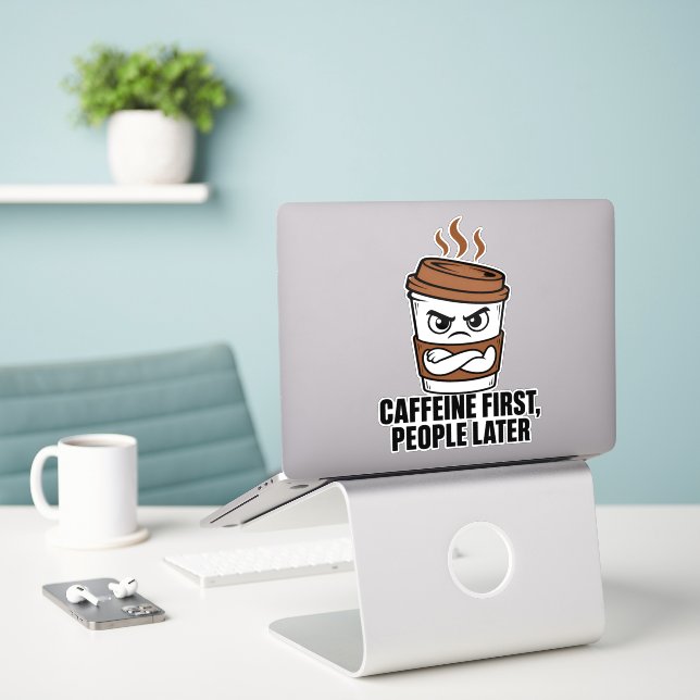 Pegatina de Introvertido Caffeine First People Lat (Ordenado portátil  en el escritorio)