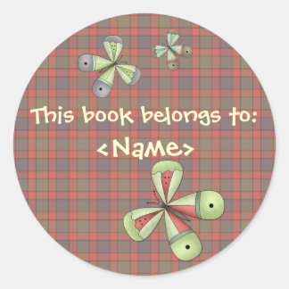 Pegatina de libros de mariposas en un jardín rural