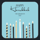 Pegatina de vacaciones feliz de las velas de Hanuk<br><div class="desc">Personalice el texto personalizado anterior. Puede encontrar elementos de coordinación adicionales en nuestra colección "Modern Happy Hanukkah Candles".</div>