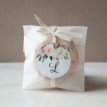 Pegatina del Monograma Favor,<br><div class="desc">¡Nuestros favores son la manera más apropiada de agradecer a sus invitados por duchar a la novia! Encontrar elementos coincidentes en nuestro sitio web: www.wordsandconfetti.com</div>