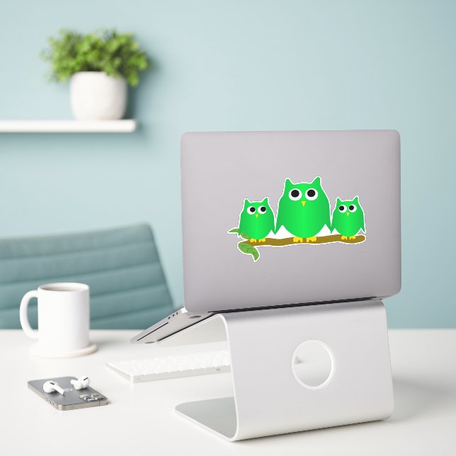 Pegatina Diseño de búhos verdes (Ordenado portátil  en el escritorio)