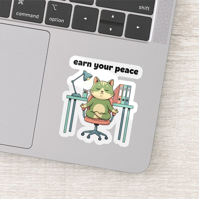 Pegatina Earn Your Peace Sticker – Mindful Office Cat  (Detalle)