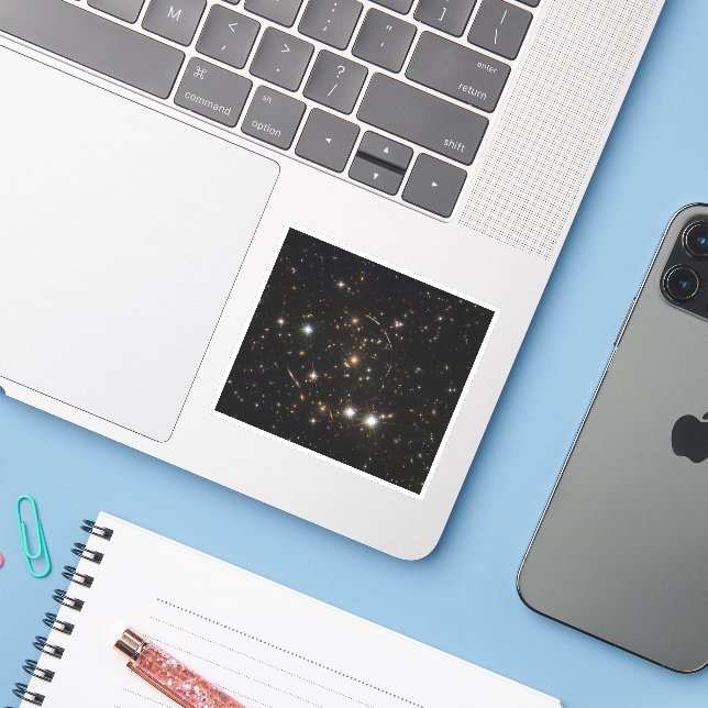 Pegatina El Arco Del Sol En Un Grupo De Galaxias Masivo (Ordenado portátil con iPhone)