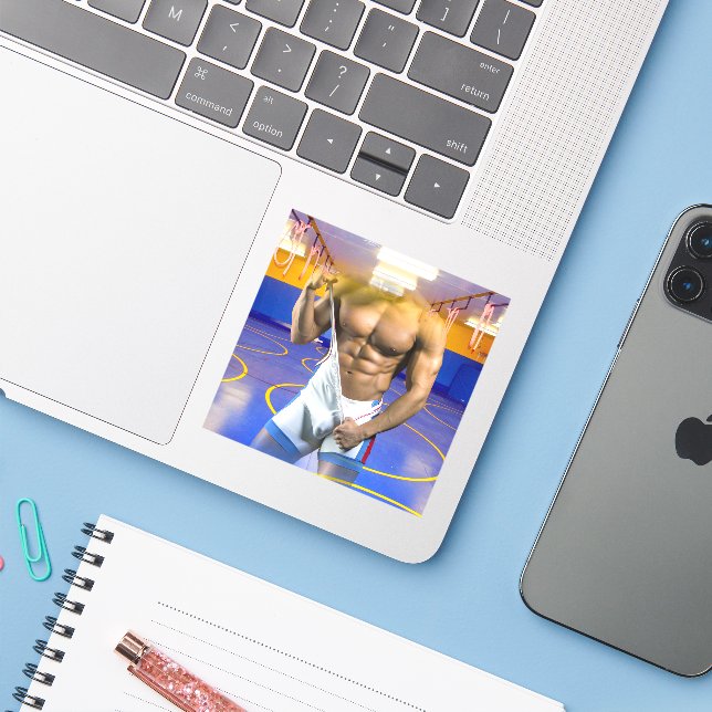 Pegatina El hombre musculoso de SlipperyJoe engrosó un tren (Ordenado portátil con iPhone)