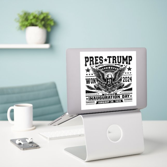 Pegatina El presidente Trump ganó el 2024 (Ordenado portátil  en el escritorio)