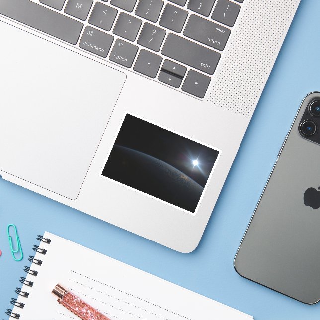 Pegatina El Sol se pone sobre el horizonte de la Tierra. (Ordenado portátil con iPhone)