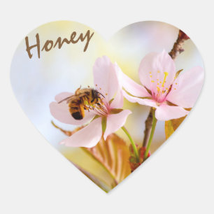 Pegatina En Forma De Corazón Abeja En Una Flor De Cerezo