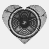 Altavoz musical en una pared rota