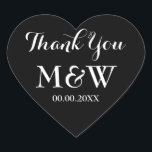 Pegatina En Forma De Corazón Bienvenida de boda en forma de corazón negro graci<br><div class="desc">Pegatinas gracias por la boda en forma de corazón negro. Color de fondo negro y blanco o personalizado. Tipografía de escritura elegante. Usar como sellos para sobres románticos/selladores o como etiqueta de favores matrimoniales para agradecer a los invitados. Forma de símbolo de amor con texto elegante. También útil para otras...</div>