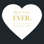 Pegatina En Forma De Corazón Boda del mejor día de oro personalizado de la hist<br><div class="desc">Personalice este Mejor Día Todos los Bodas pegatinas de corazón blanco dorado con los nombres de novias y novios y fecha de boda. Ideal para la recepción de bodas,  la despedida de soltero,  la despedida de soltero,  las duchas de novias y las cenas de ensayo.</div>