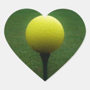 Pegatina En Forma De Corazón Bola de golf amarilla en un campo de golf de monta