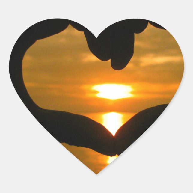 Pegatina En Forma De Corazón Corazón de mano sobre la puesta de sol (Anverso)