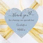 Pegatina En Forma De Corazón Duste azul plateado corazón gracias boda<br><div class="desc">Un fondo azul polvoriento,  decorado con un falso purpurina plateado. Con el texto: Gracias por compartir nuestro día especial,  con un corazón pequeño. Personalice y agregue sus nombres.</div>