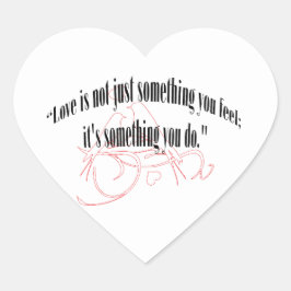 PEGATINA EN FORMA DE CORAZÓN EL AMOR NO ES SÓLO ALGO QUE SIENTES; ES ALGO
