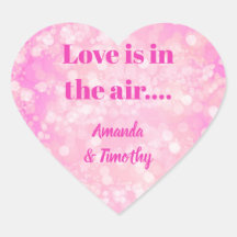 El amor rosa bokeh está en el aire de la pareja