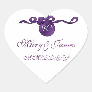 Pegatina En Forma De Corazón Elegante fecha de boda Swirly Bow Monograma Púrpur