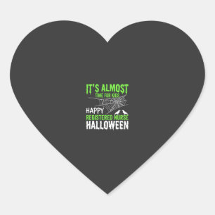 Pegatina En Forma De Corazón Enfermera titulada Halloween telaraña y cuervo