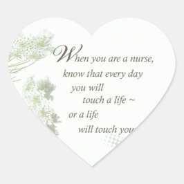 Pegatina En Forma De Corazón Enfermera toca una vida con flores silvestres