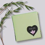 Pegatina En Forma De Corazón Favor de la boda floral de la magnolia púrpura en<br><div class="desc">Pegatinas de forma cardíaca personalizada que presentan una hermosa acuarela de color morado y su texto con letras blancas de moda sobre un fondo negro,  perfecto para favores matrimoniales,  ducha de novia,  sellos para invitados a la boda y más. Disponible en diferentes formas. ELEMENTOS COINCIDENTES EN nuestra tienda.</div>