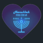 Pegatina En Forma De Corazón Feliz Hanukkah alumbra a la marina de vacaciones j<br><div class="desc">Feliz Hanukkah Hermoso diseño de feriado judío con letras hebreas. Fondo de Hanukkah de vacaciones judías con símbolos tradicionales de Chanukah - Menorah de oro, candelabro y velas de Hanukkiah, dreidels de madera (hilatura superior), donuts, estrella de David y motivos de papel tapiz de luces brillantes. Decoración del Festival Hanukkah....</div>