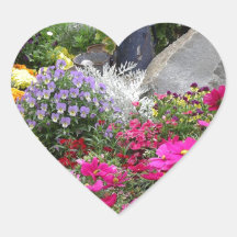 Flores de colores en el Parque Skagway, Alaska