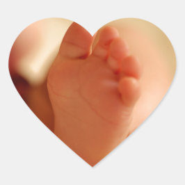 Pegatina En Forma De Corazón Foto de primer plano de los pies de bebé