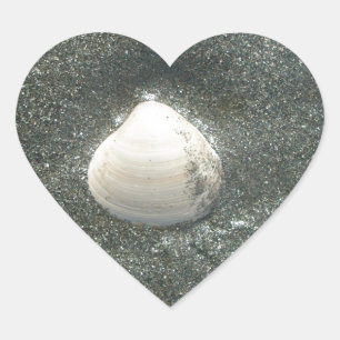 Pegatina En Forma De Corazón Hermosa concha de mar en la arena: Un recuerdo sal