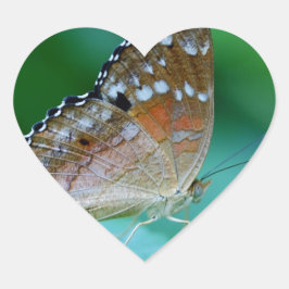 Pegatina En Forma De Corazón Hermosa mariposa Danaus Plexippus en hoja.