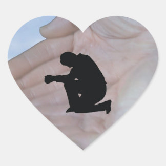 Pegatina En Forma De Corazón La persona en la oración, en las manos de Dios