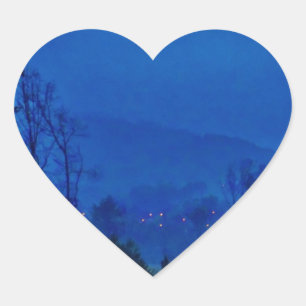 Pegatina En Forma De Corazón Luces de torbellino en una niebla azul de montaña