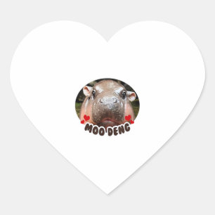 PEGATINA EN FORMA DE CORAZÓN MOO-DENG EL FAMOSO BEBÉ PIGMY HIPPO MOODENG - APAG