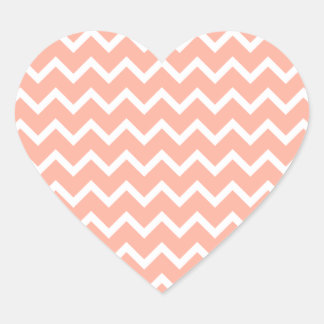 Pegatina En Forma De Corazón Patrón de Zag de Zig de coral y blanco.
