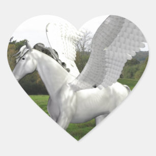 Pegatina En Forma De Corazón Pegaso blanco en un campo