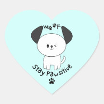 Perro blanco brillante lindo de la estela positiva