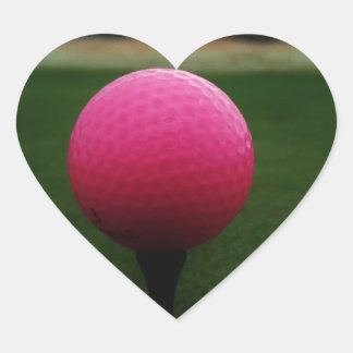 Pegatina En Forma De Corazón Pink Golf Ball en un campo de golf de montaña