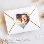 Pegatina En Forma De Corazón Simple Rustic Save the Date Photo Wedding Favor<br><div class="desc">Presentamos a un Pegatina de foto corazón hecho por un personalizado, sencillo pero rústico, "Save the Date", una adición perfecta a tus favores matrimoniales. Estos pegatinas artesanales del corazón incorporan tu foto favorita, asegurando que cada pieza sea tan única como tu historia de amor. Infusadas con un encanto rústico, estas...</div>