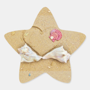 Pegatina En Forma De Estrella corazón en la arena con conchas
