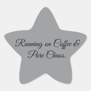 Pegatina En Forma De Estrella Corriendo con Café y Caos Puro.
