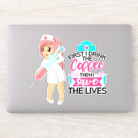 Enfermera divertida diciendo con gran aguja hipodé