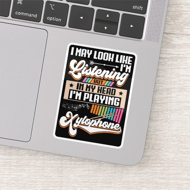 Pegatina Escuchando divertida en mi cabeza estoy jugando Xi (Detalle)