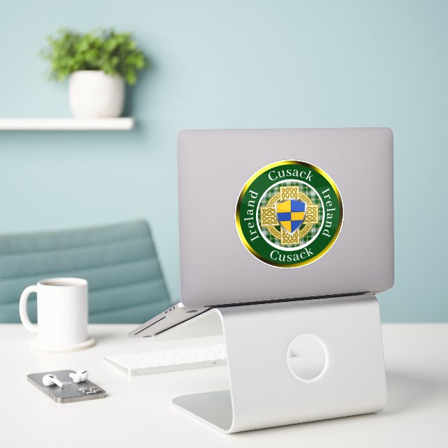 Pegatina Escudo Cusack y cruz celta personalizada (Ordenado portátil  en el escritorio)