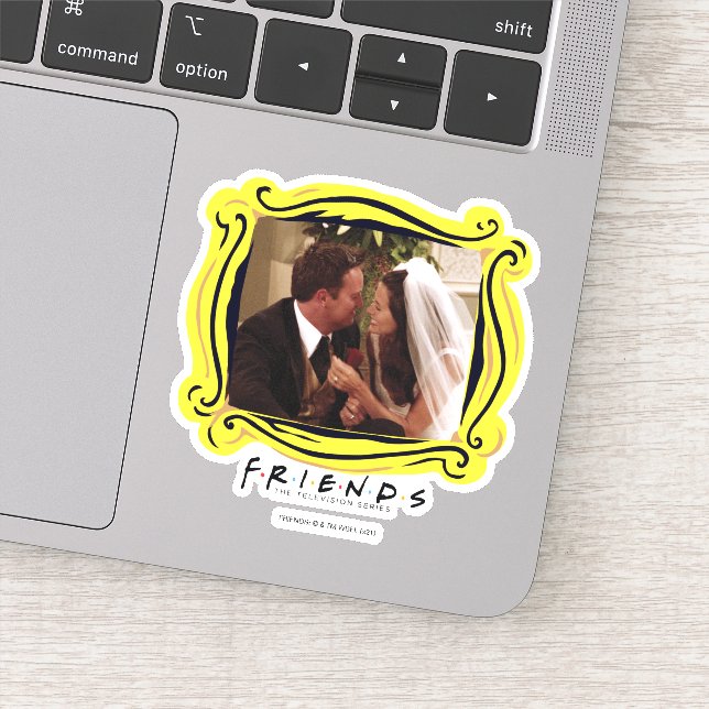 Pegatina FRIENDS™ | Chandler y Monica Casados (Detalle)