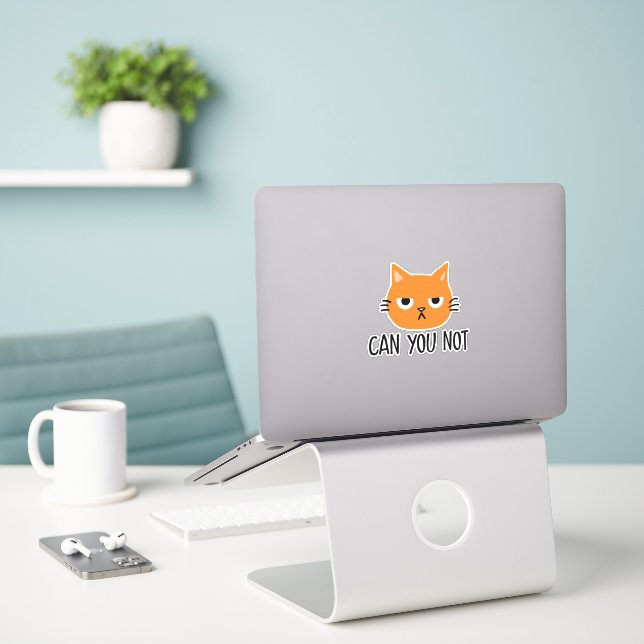 Pegatina Gato enojado NO PUEDE SER gracioso (Ordenado portátil  en el escritorio)