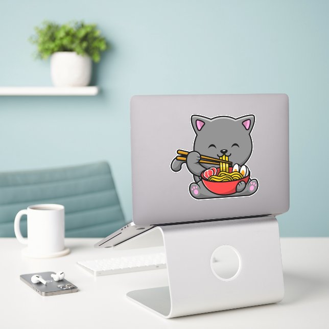 Pegatina Gato lindo comiendo Ramen (Ordenado portátil  en el escritorio)