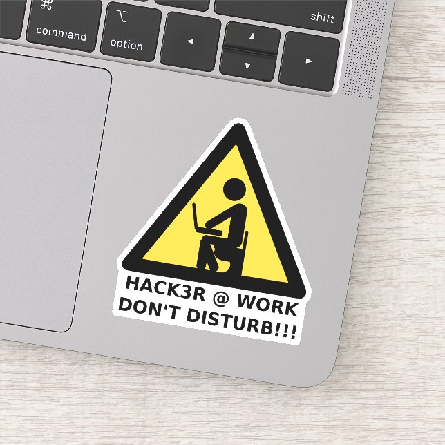 Pegatina Hacker en el trabajo (Detalle)