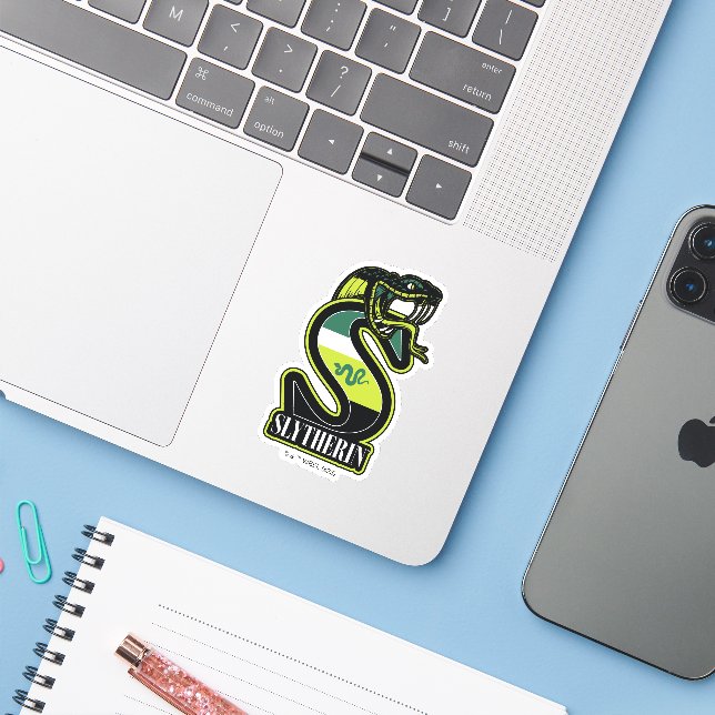 Pegatina HARRY POTTER™ | Insignia deportiva SLYTHERIN™ (Ordenado portátil con iPhone)