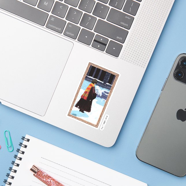 Pegatina HARRY POTTER™ y Hedwig en el patio HOGWARTS™ (Ordenado portátil con iPhone)