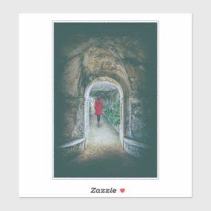 Pegatina Joven caminando sola por un camino de tierra.