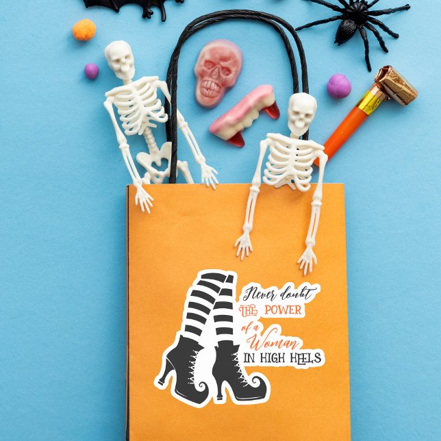 Pegatina La bruja de Halloween en tacones contaba con el co (Perfect for decorating treat or gift bags!)